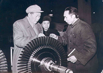 Mao visits the Shenyang Airplane Factory in 1958